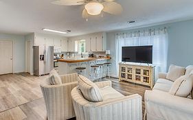 Coastal Family Home - Walk To The Beach And Shopping